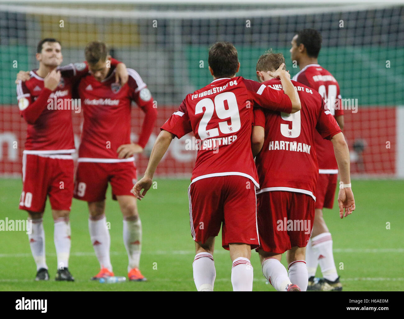 Le Markus Suttner (C) services et équipements mis à votre coéquipier Moritz Hartmann (R) au cours de la DFB Pokal 2e ronde match de football entre l'Eintracht Francfort et le FC Ingolstadt 04 dans la Commerzbank Arena à Frankfurt am Main, Allemagne, 25 octobre 3016. Photo : FRANK RUMPENHORST/dpa Banque D'Images