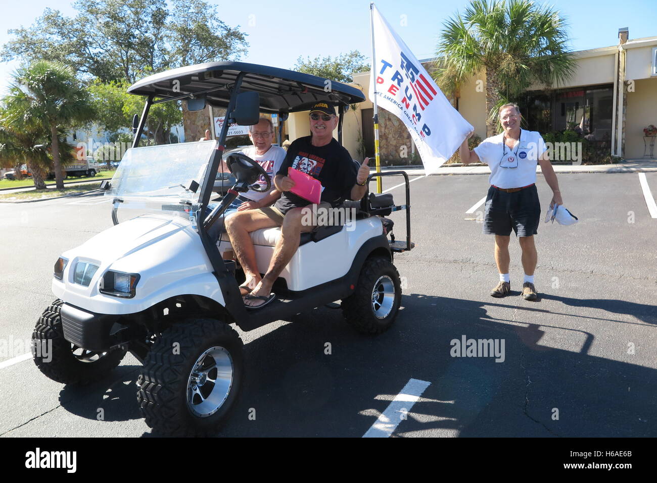 Apollo Beach, USA. 20 Oct, 2016. Les bénévoles de la campagne Ken Masson (L-R), Jody Whitmyer et Bob Emerson campagne pour Trump dans un parking à Apollo Beach, USA, 20 octobre 2016. Photo : MAREN HENNEMUTH/dpa/Alamy Live News Banque D'Images