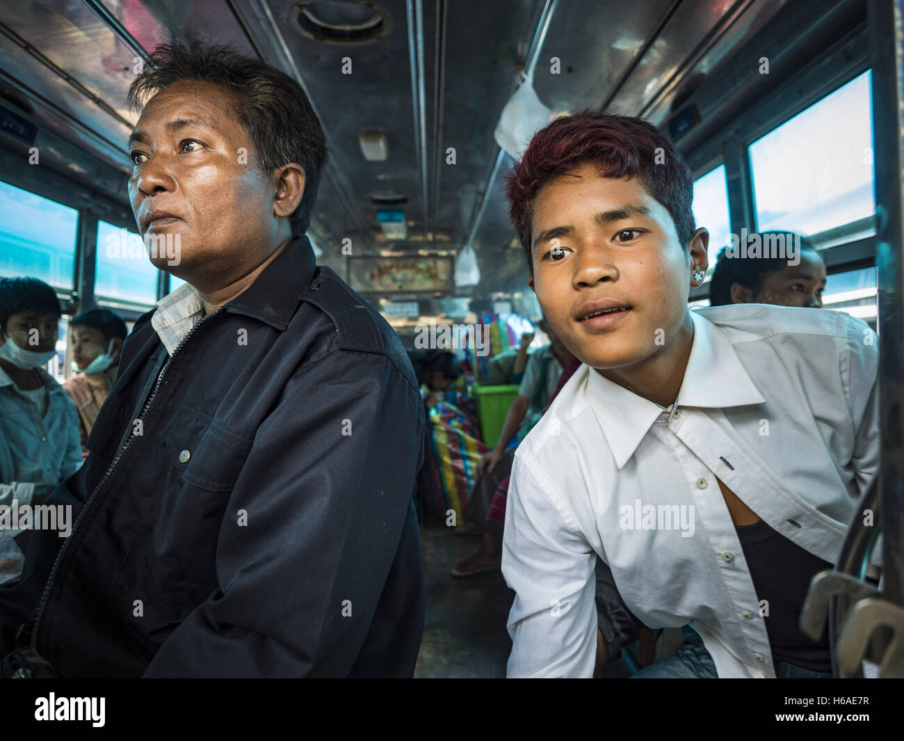 Mae Chan, Tak, en Thaïlande. 26Th Oct, 2016. Les hommes de quitter le birman le camp de réfugiés Nupo abri temporaire pour attendre leur bus pour quitter le camp au cours de leur rapatriement au Myanmar. Soixante-cinq réfugiés birmans vivant dans le camp de réfugiés Nupo abri temporaire dans la province de Tak de la Thaïlande ont été volontairement rapatriés au Myanmar. Environ 11 000 personnes vivent dans le camp. Le rapatriement a été la première grande échelle, rapatriement des réfugiés du Myanmar vivant en Thaïlande. Banque D'Images