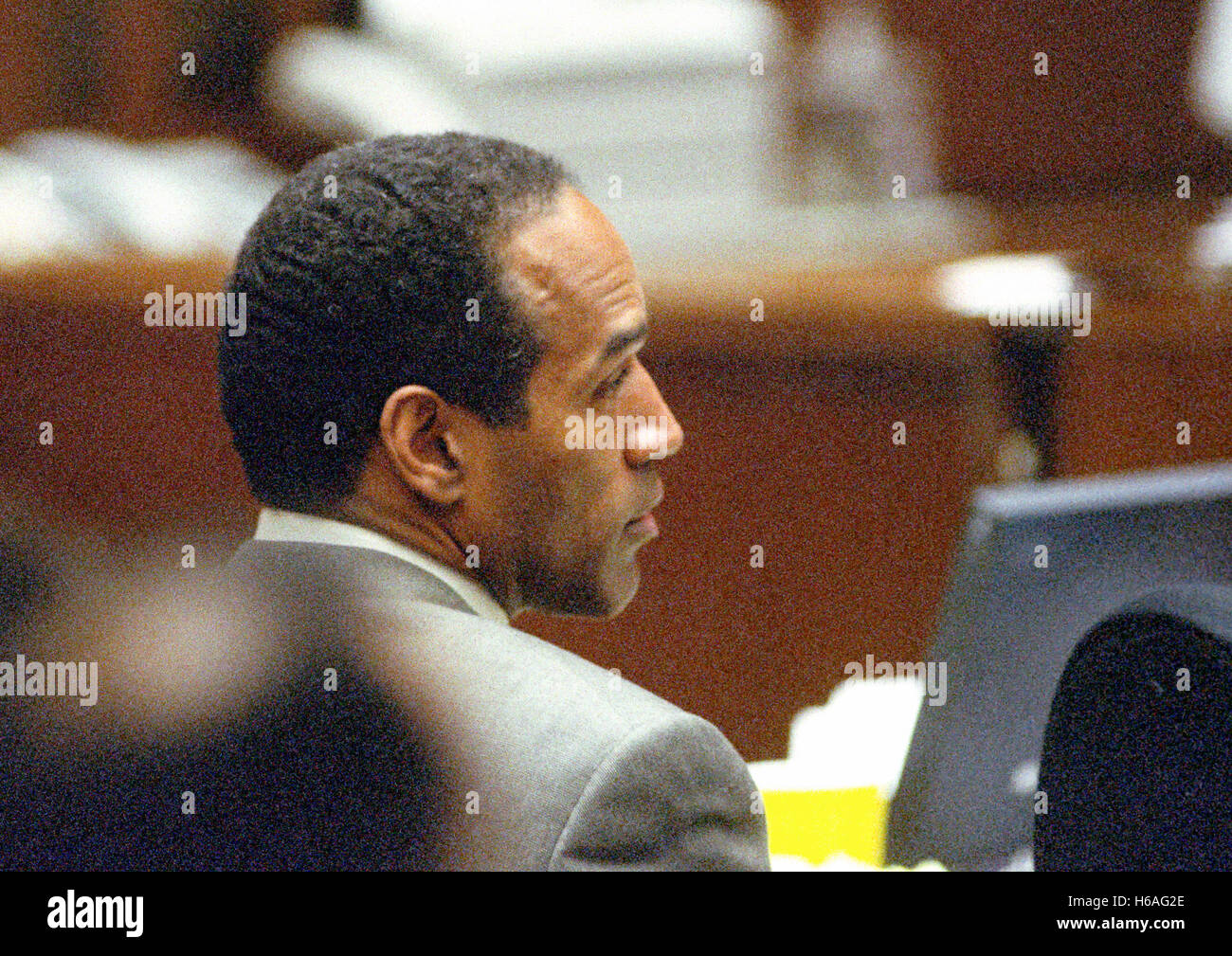Ancienne star de la NFL d'utiliser de nouveau le regard de O.J. Simpson lors de son procès de pour le meurtre de son ex-épouse, Nicole Brown Simpson et un de ses amis, garçon de restaurant, Ron Goldman à Los Angeles County Superior Court à Los Angeles, Californie le 13 juillet 1995. Crédit : Steve Grayson/Piscine via CNP - AUCUN FIL SERVICE - Banque D'Images