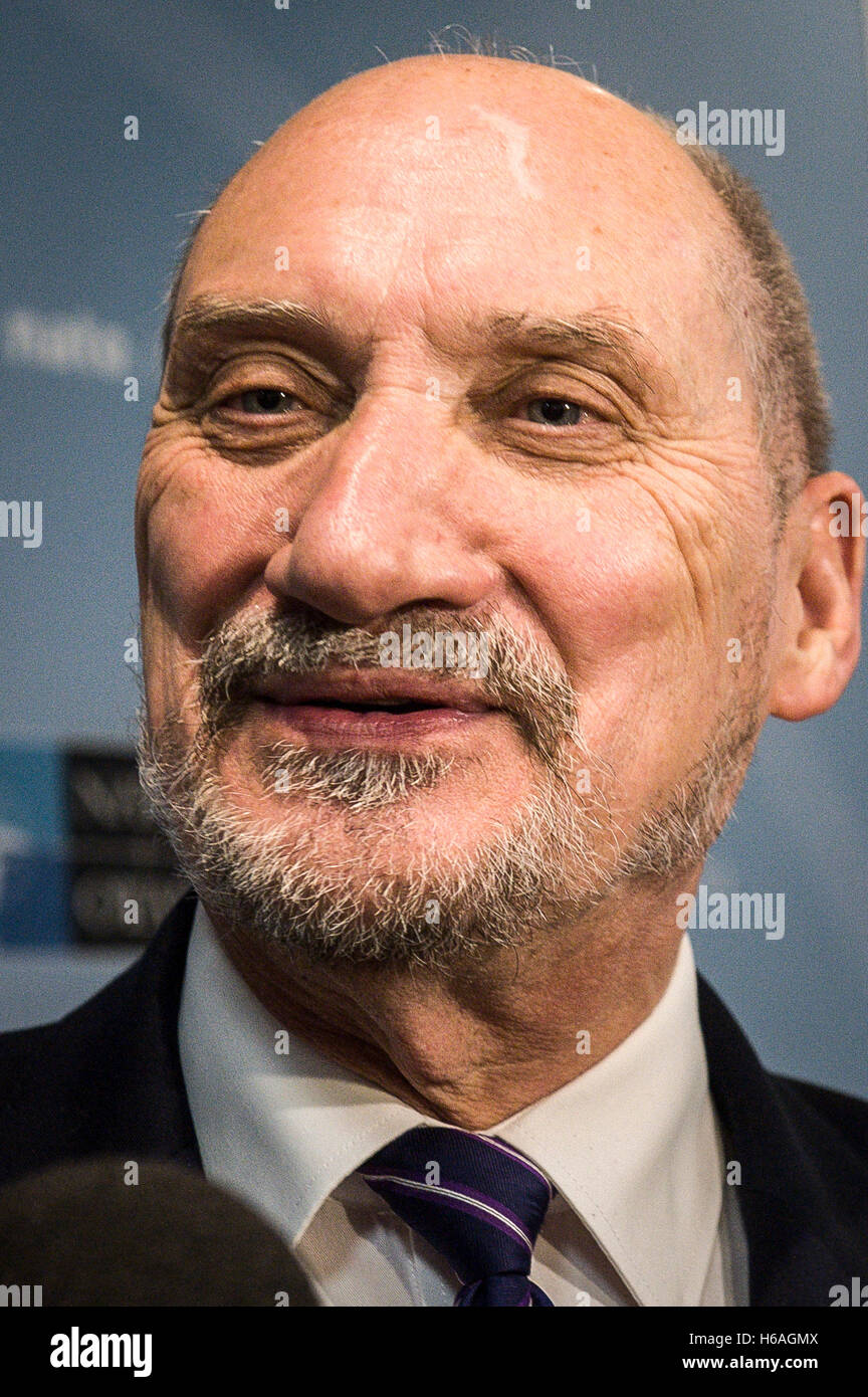 Bruxelles, Bxl, Belgique. 26Th Oct, 2016. Le ministre polonais de la défense, Antoni Macierewicz tient une conférence de presse à l'OTAN (Organisation du Traité de l'Atlantique Nord) siège à Bruxelles, Belgique le 26.10.2016 © Wiktor Dabkowski/ZUMA/Alamy Fil Live News Banque D'Images