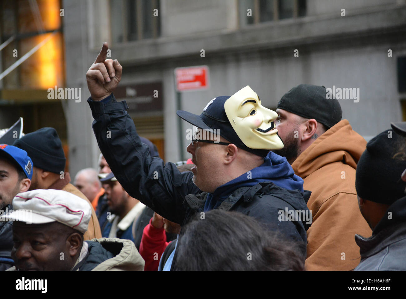 New York, New York, USA. 26Th Oct, 2016. Les travailleurs de la construction qui protestaient devant l'immeuble de la Deutsche Bank sur Wall Street à New York. Crédit : Christopher Penler/Alamy Live News Banque D'Images