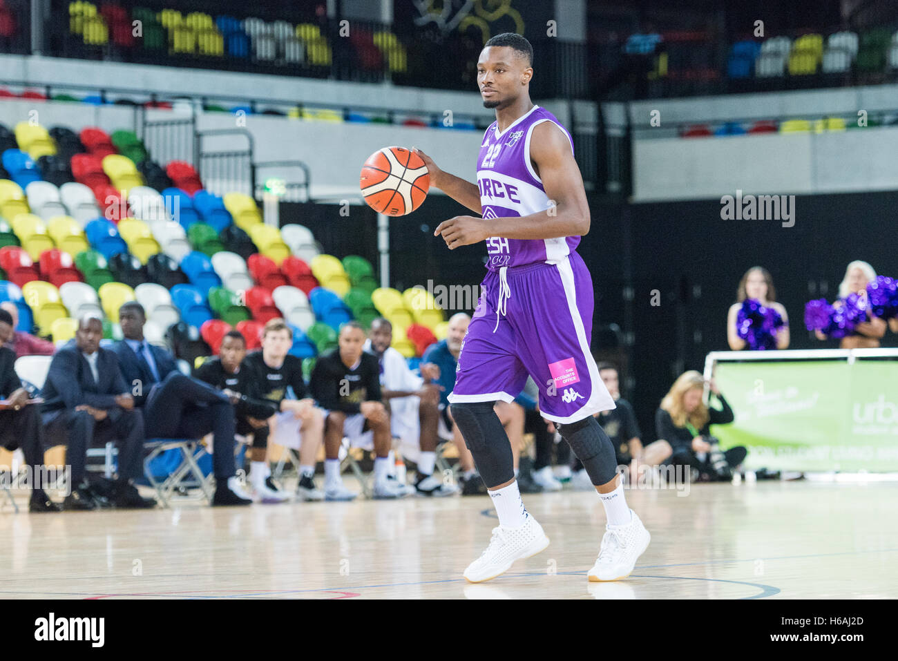 Londres, Royaume-Uni, 26 octobre 2016. Battre les Lions Londres Leeds vigueur 91 vs 65. La Force de Leeds Disraeli Lufadeju (22) cherche un équipier pendant la lecture Crédit : pmgimaging/Alamy Live News Banque D'Images