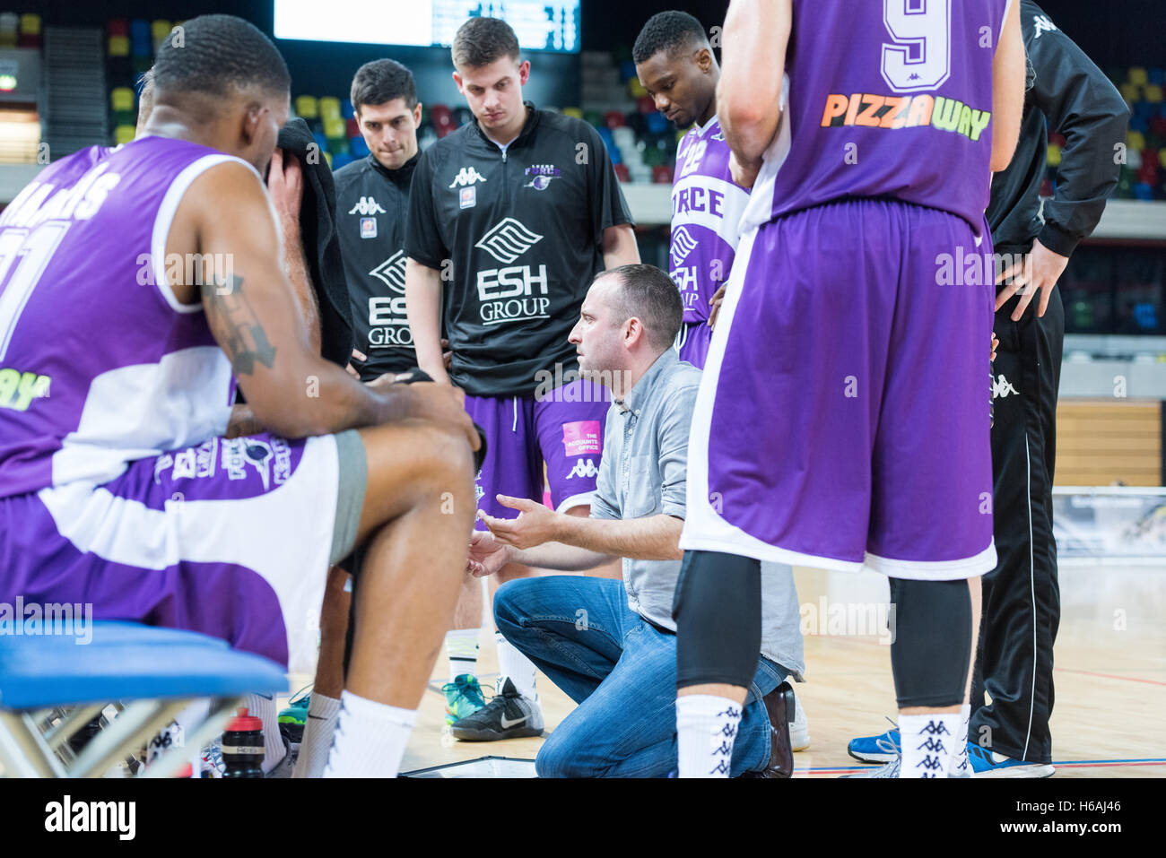 Londres, Royaume-Uni, 26 octobre 2016. Battre les Lions Londres Leeds vigueur 91 vs 65. L'entraîneur-chef de la Force de Leeds donne un discours d'encouragement à l'équipe pendant un temps d'arrêt. Credit : pmgimaging/Alamy Live News Banque D'Images