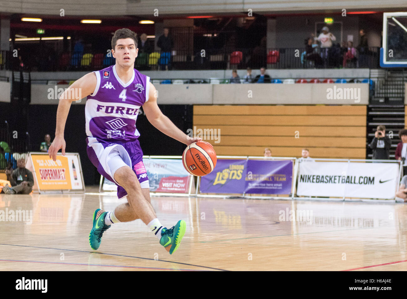 Londres, Royaume-Uni, 26 octobre 2016. Battre les Lions Londres Leeds vigueur 91 vs 65. La Force de Leeds Maciej Koscciuk (04) déplace la balle jusqu'à la cour. Credit : pmgimaging/Alamy Live News Banque D'Images