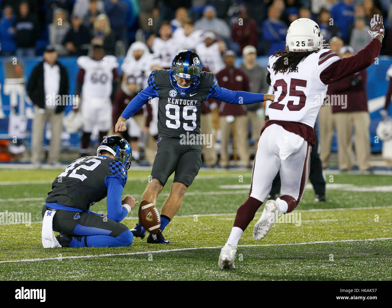 Lexington, Kentucky, USA. 22 octobre, 2016. Kentucky Wildcats place kicker Austin MacGinnis (99) de la partie domaine objectif, avec une attente par Kentucky Wildcats Tristan Yeomans, comme l'Université du Kentucky a accueilli l'Université Vanderbilt au Commonwealth Stadium de Lexington, KY., samedi 8 octobre 2016. C'est quatrième trimestre college football action. La France a gagné 40-38 Lexington Herald-Leader © ZUMA/wire/Alamy Live News Banque D'Images Lexington, Kentucky, USA. 22 octobre, 2016. Kentucky Wildcats place kicker Austin MacGinnis (99) de la partie domaine objectif, avec une attente par Kentucky Wildcats Tristan Yeomans, comme l'Université du Kentucky a accueilli l'Université Vanderbilt au Commonwealth Stadium de Lexington, KY., samedi 8 octobre 2016. C'est quatrième trimestre college football action. La France a gagné 40-38 Lexington Herald-Leader © ZUMA/wire/Alamy Live News Banque D'Images