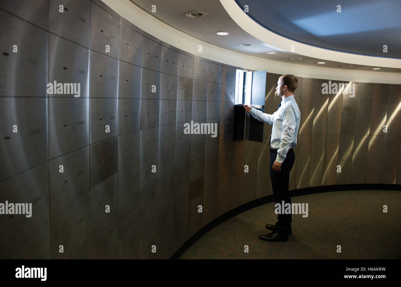 ILLUSTRATION - Un employé de la Sparkasse ressemble à un coffre-fort dans une succursale bancaire à Hambourg, Allemagne, 13 octobre 2016 Fake (scène). Trois étages au-dessous de la surface, les clients peuvent stocker vos objets dans environ 3500 coffres-forts. Photo : Daniel Reinhardt/dpa Banque D'Images