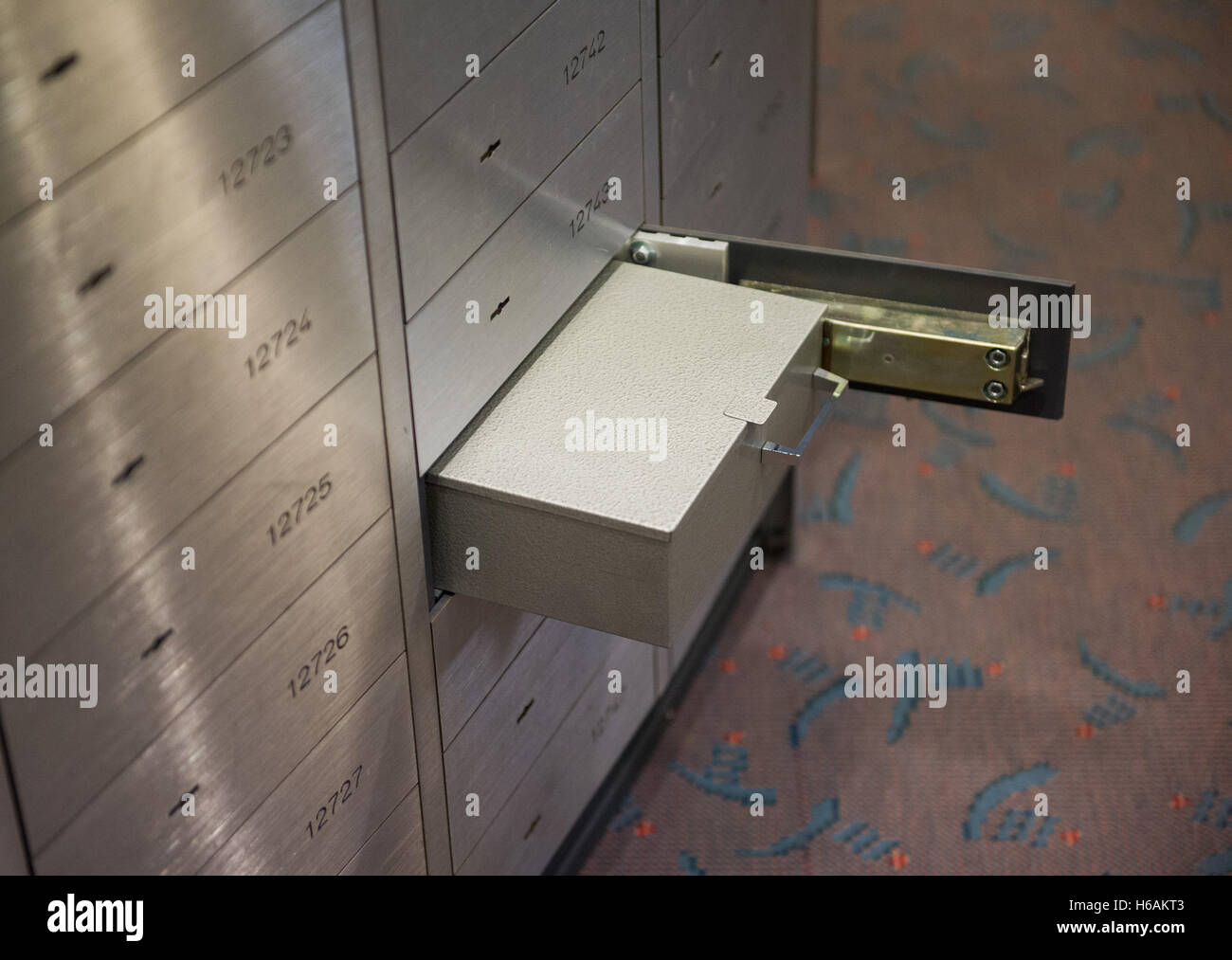 ILLUSTRATION - De nombreux coffres-forts de la Sparkasse peut être vu dans une succursale bancaire à Hambourg, Allemagne, 13 octobre 2016 Fake (scène). Trois étages au-dessous de la surface, les clients peuvent stocker vos objets dans environ 3500 coffres-forts. Photo : Daniel Reinhardt/dpa Banque D'Images