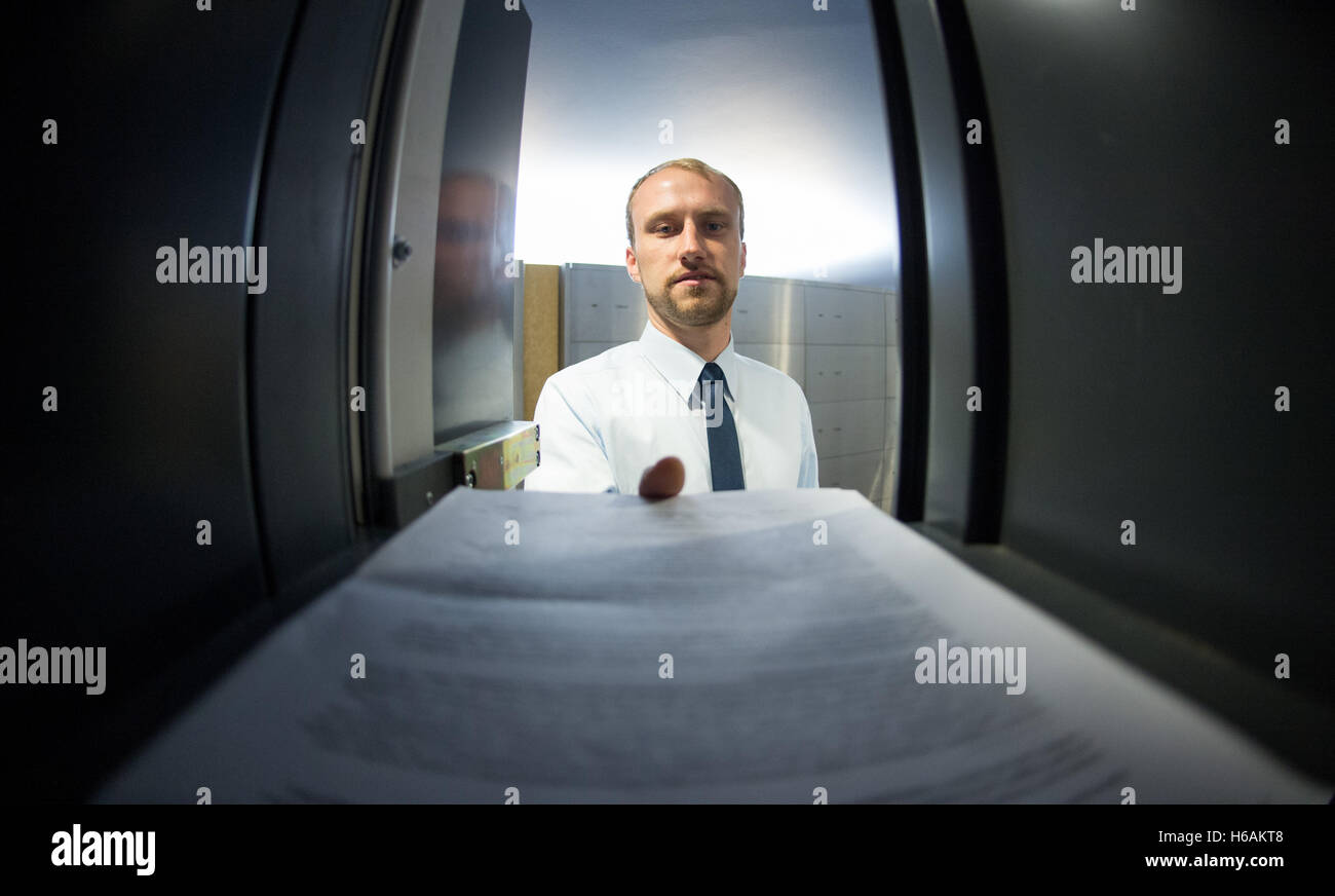 ILLUSTRATION - Un employé de la Sparkasse ressemble à un coffre-fort dans une succursale bancaire à Hambourg, Allemagne, 13 octobre 2016 Fake (scène). Trois étages au-dessous de la surface, les clients peuvent stocker vos objets dans environ 3500 coffres-forts. Photo : Daniel Reinhardt/dpa Banque D'Images