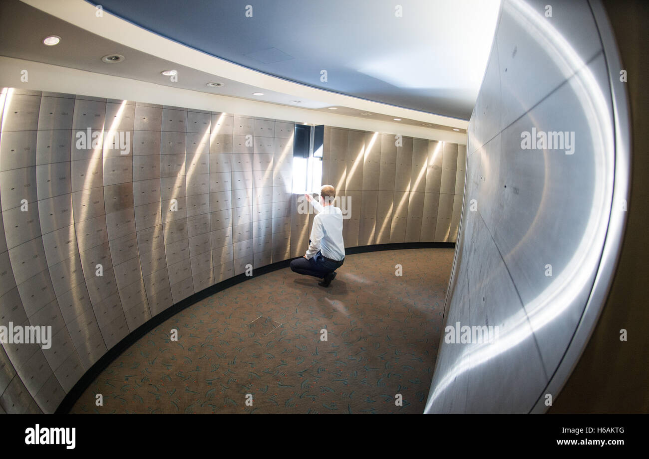 ILLUSTRATION - Un employé de la Sparkasse ressemble à un coffre-fort dans une succursale bancaire à Hambourg, Allemagne, 13 octobre 2016 Fake (scène). Trois étages au-dessous de la surface, les clients peuvent stocker vos objets dans environ 3500 coffres-forts. Photo : Daniel Reinhardt/dpa Banque D'Images