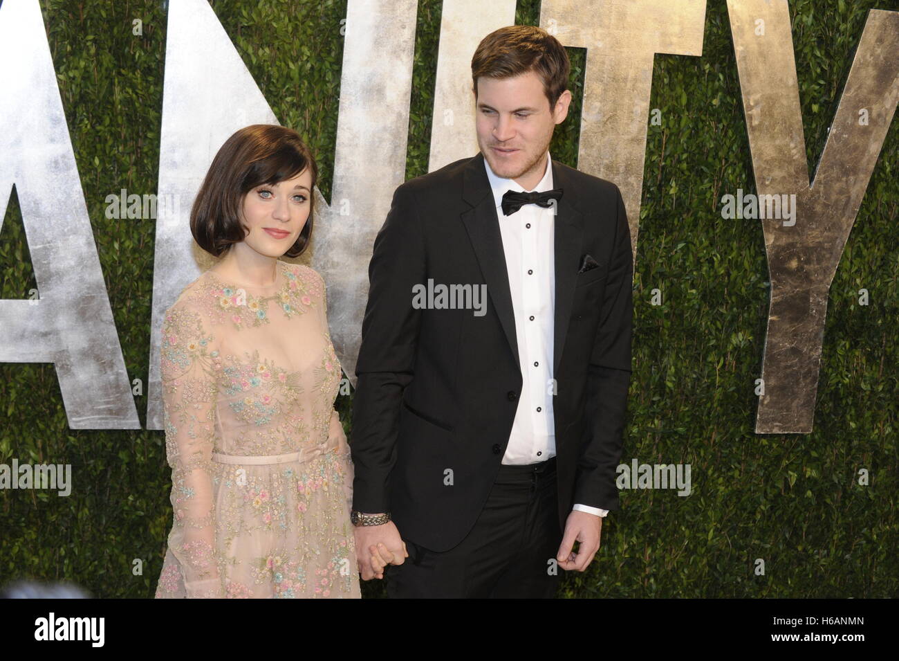 L'actrice Zooey Deschanel et Jamie Linden arrivent pour le 2013 Vanity Fair Oscar Party le 24 février 2013 à Hollywood, Californie. Banque D'Images