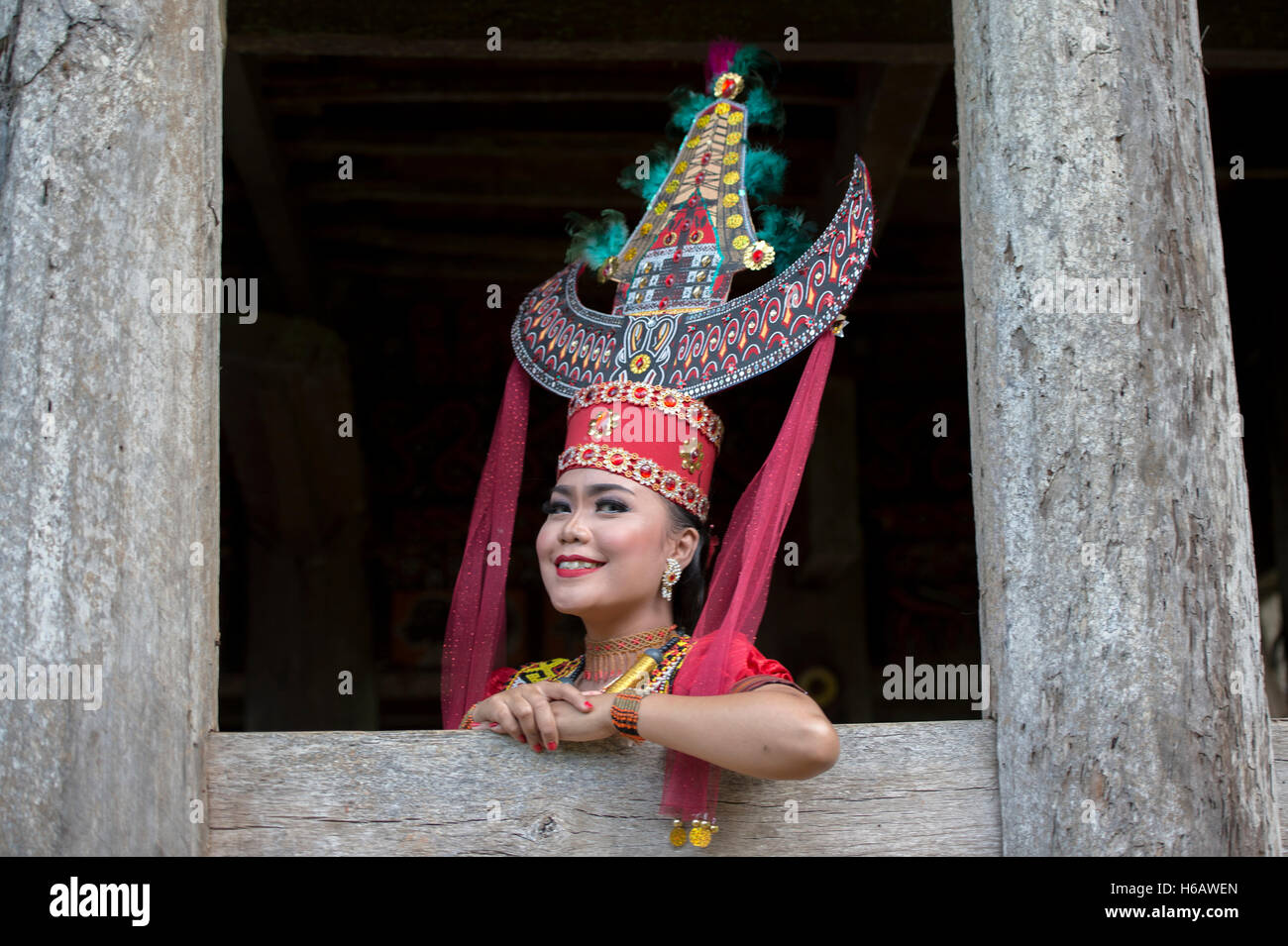 Danseur traditionnel Toraja posent pour l'appareil photo avec des costumes traditionnels. La danse appelée Sanda Oni. Banque D'Images