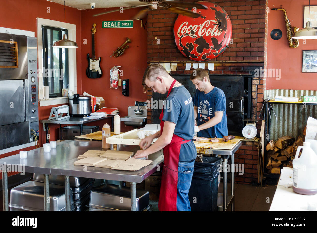 Saint Augustine Floride, Smokin' d's BBQ, barbecue, adolescents adolescents adolescents adolescents garçons garçons garçons enfants cuisiner, travailleurs du travail, employer Banque D'Images