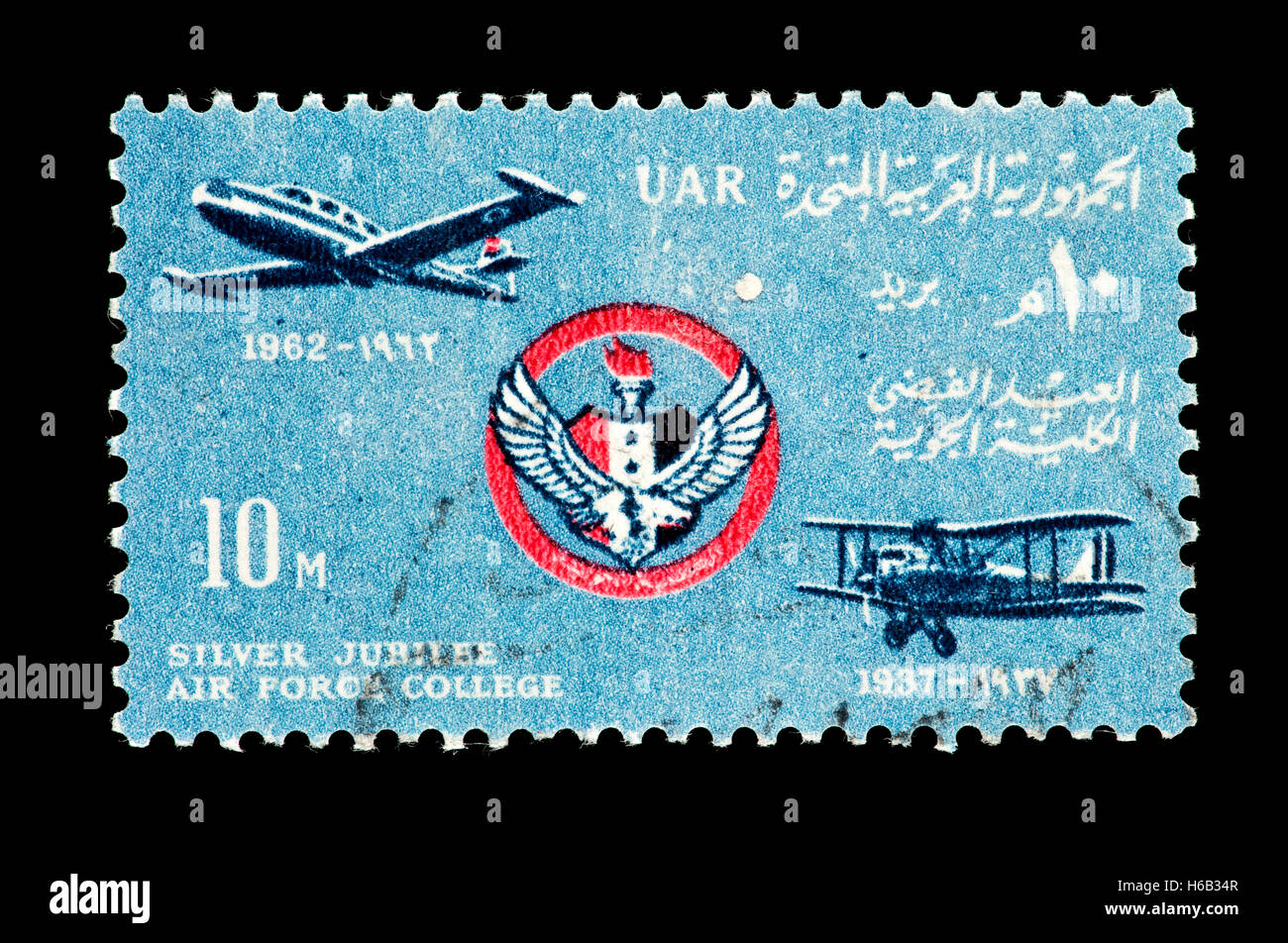 Timbre-poste de la République arabe unie représentant un jet trainer, biplan Hawker Hart et de la Force aérienne de l'emblème du collège. Banque D'Images