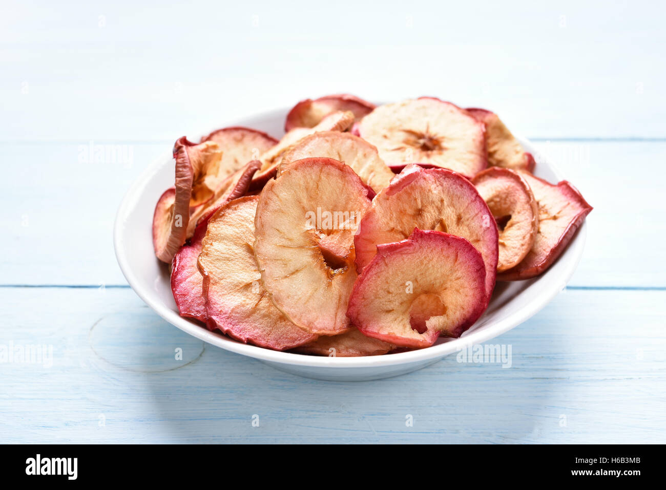 Les pommes chips dans un bol de fruits, casse-croûte santé Banque D'Images