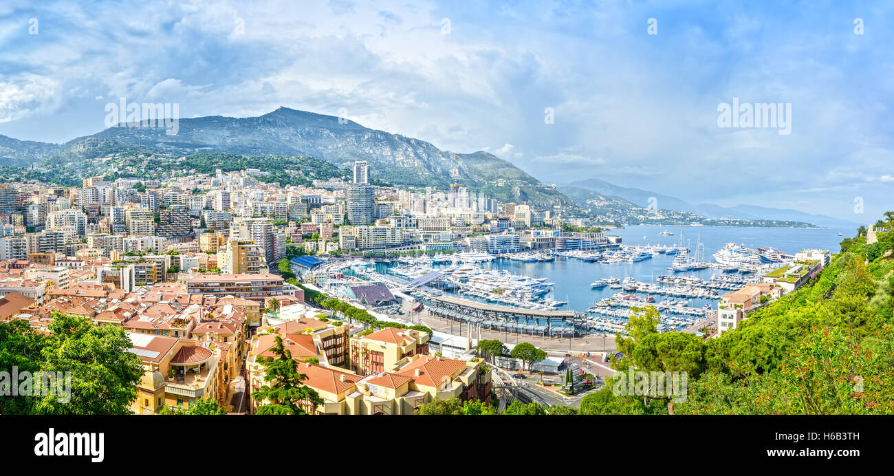 Monaco Montecarlo principauté vue aérienne paysage urbain. Gratte-ciel, les montagnes et le port de plaisance. Côte d'Azur. La France, l'Europe. Banque D'Images