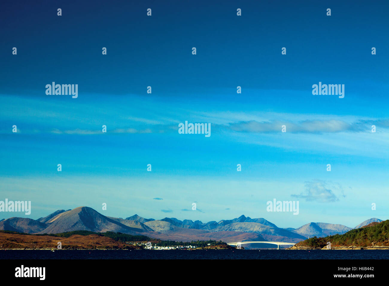 Les Cuillin, Loch Alsh et le pont de Skye de Balmacarra, Skye & Lochalsh, Highland Banque D'Images