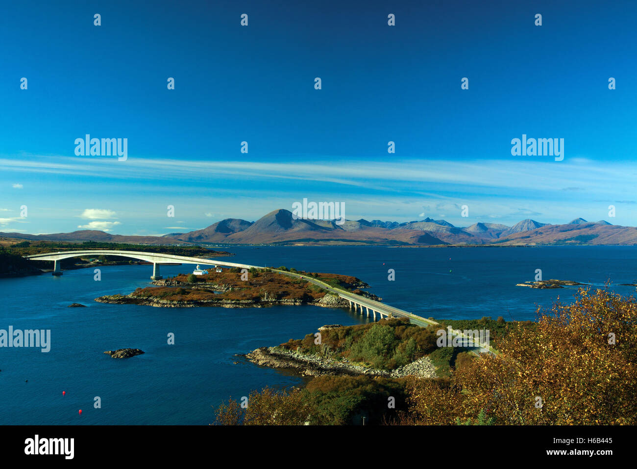 Les Cuillin, Loch Alsh et le pont de Skye du Plock, Kyle of Lochalsh, Skye & Lochalsh, Highland Banque D'Images