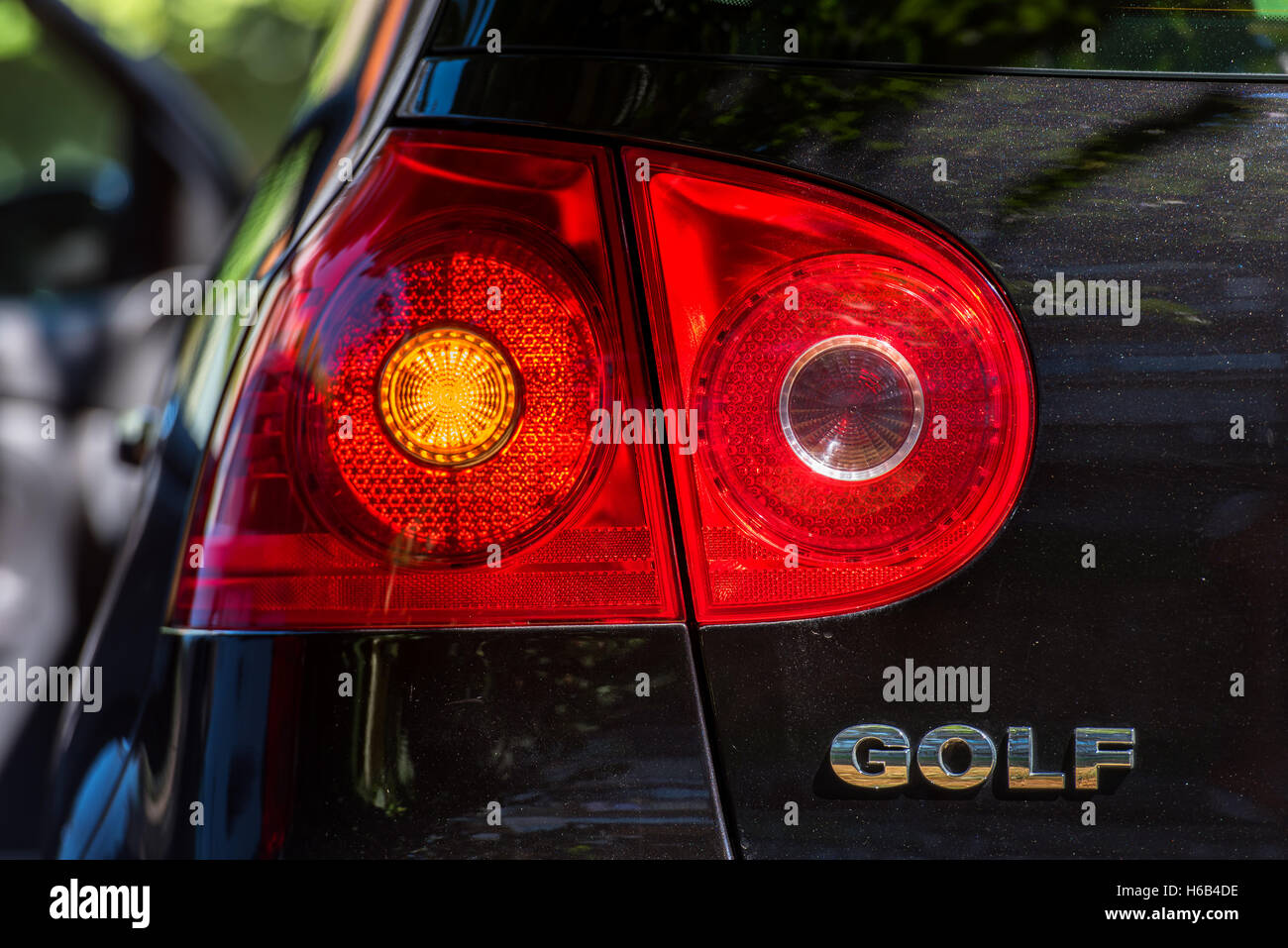 Varna, Bulgarie 11 Juillet 2016 : Volkswagen Golf 2008 Limited Edition. D'un gros plan sur un feu arrière voiture noir moderne avec reflecti Banque D'Images