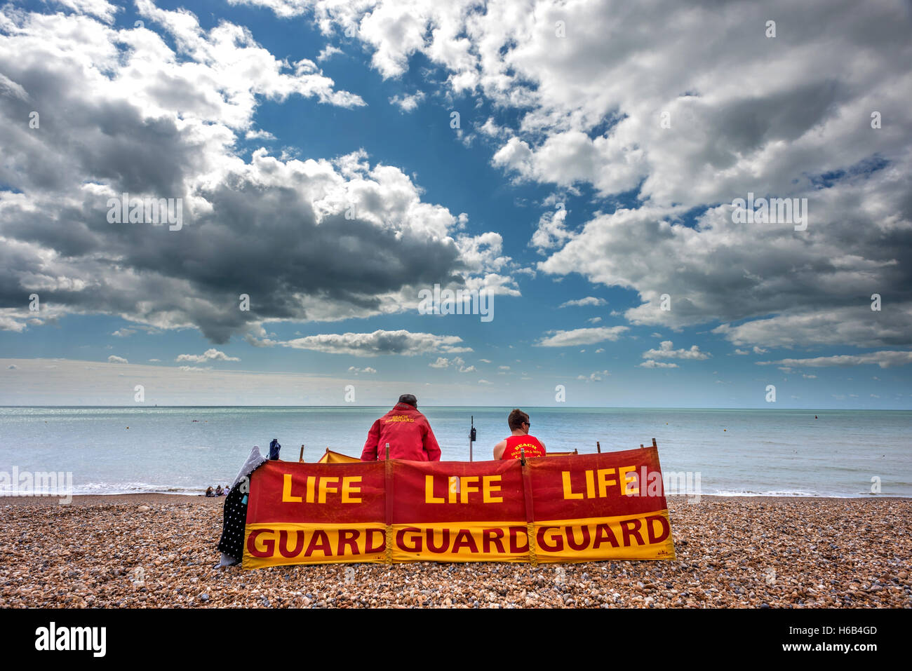 De sauveteurs sur la plage de Brighton Banque D'Images