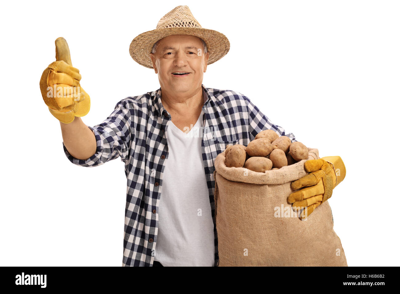 Personnes âgées agriculteur détenant un sac de jute rempli de pommes de
