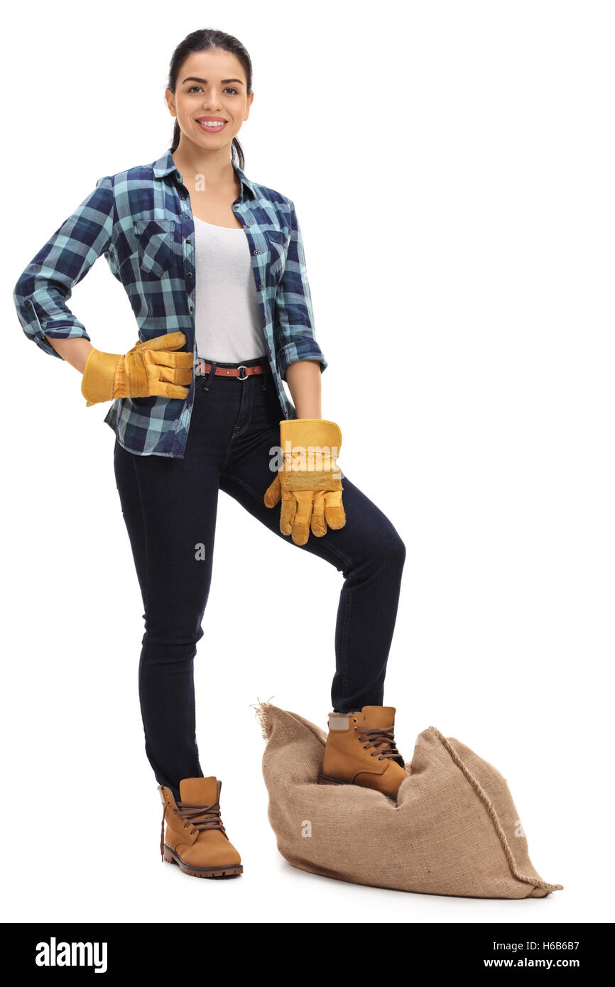 Portrait d'un travailleur agricole féminine avec un sac de jute sous son pied isolé sur fond blanc Banque D'Images