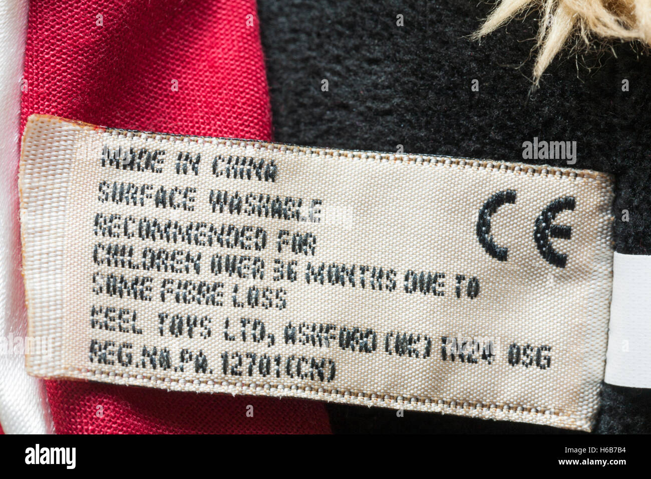 Fabriqué en Chine lavable en surface de l'étiquette quille Toys Ltd guard ours en peluche douce - vendues au Royaume-Uni Royaume-Uni, Grande Bretagne Banque D'Images