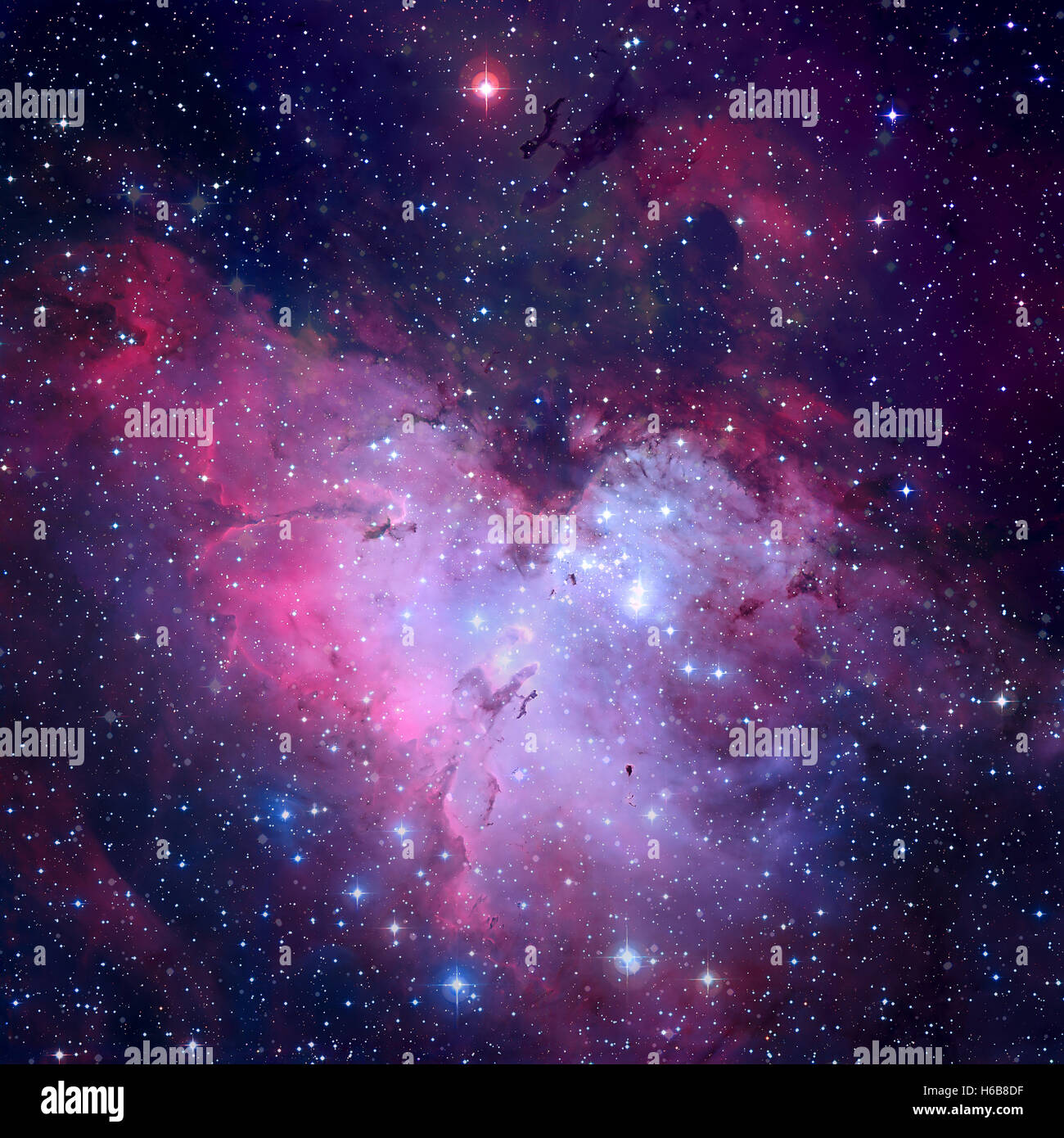 La Nébuleuse de l'Aigle, ou Messier 16. Au centre, le soi-disant piliers de la création peut être vu. Banque D'Images