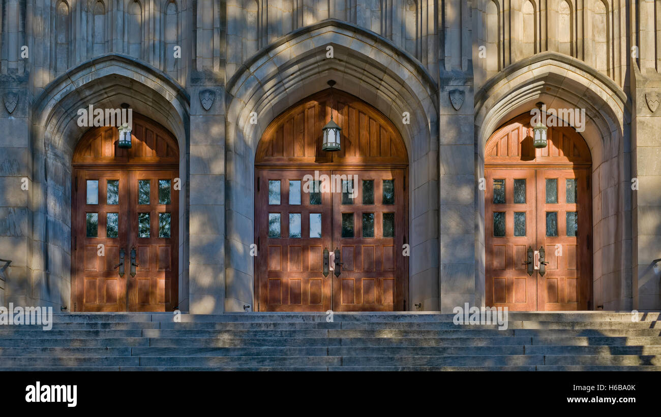 Portes avant et les étapes de la First United Methodist Church. 501 N Tryon St, Charlotte, NC Banque D'Images