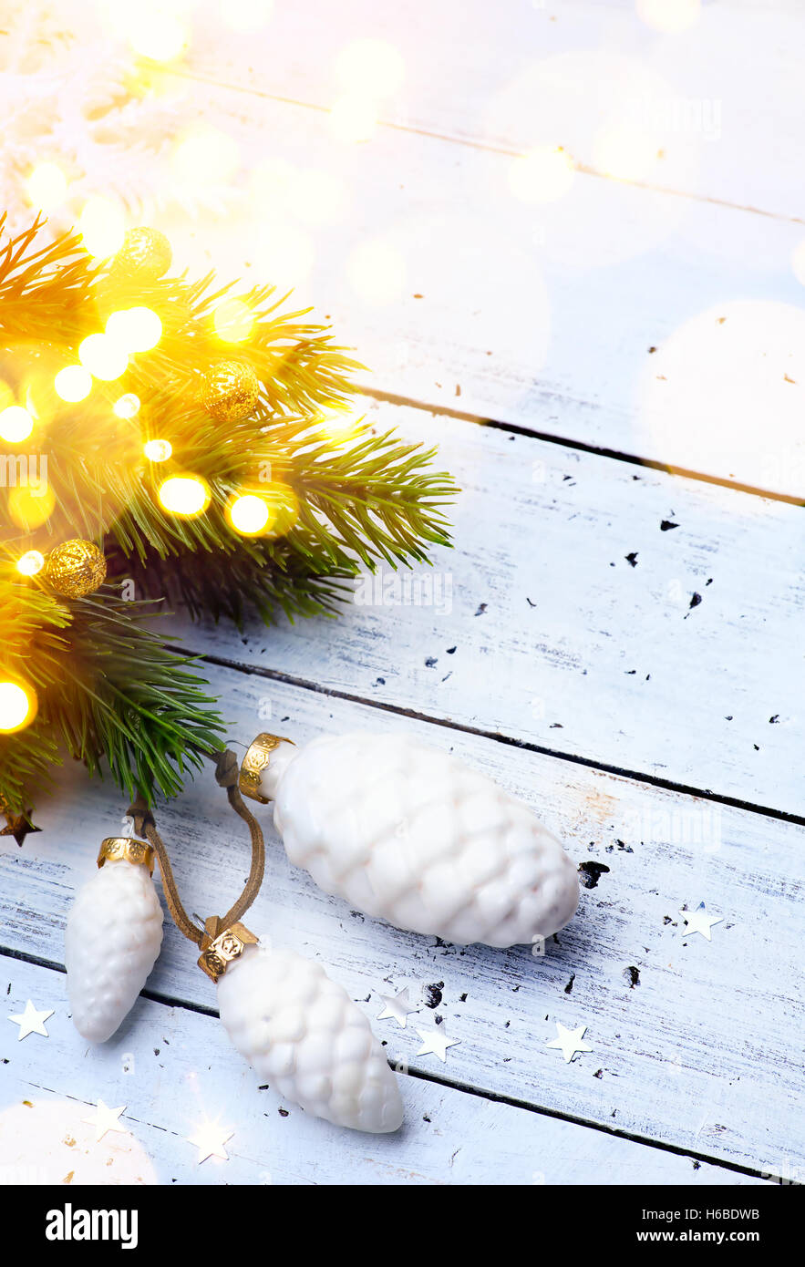Vacances de Noël lumineux ; arrière-plan avec arbre de Noël Décoration Banque D'Images