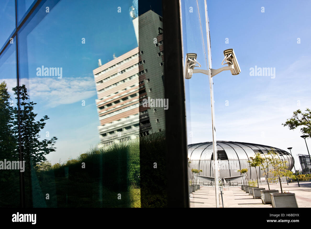 Reflet d'un immeuble moderne avec des caméras de surveillance Banque D'Images