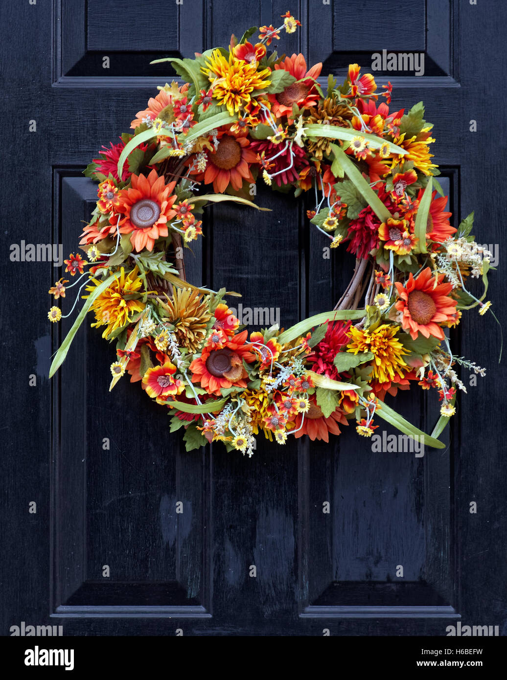 Close-up d'automne couronne sur la porte noire Banque D'Images