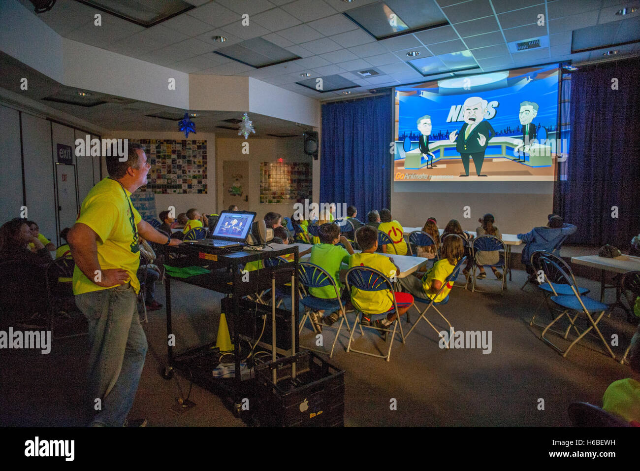 Enseignante à l'école élémentaire montre à ses élèves un projet d'animation numérique créé par la classe à Mission Viejo, CA. Banque D'Images