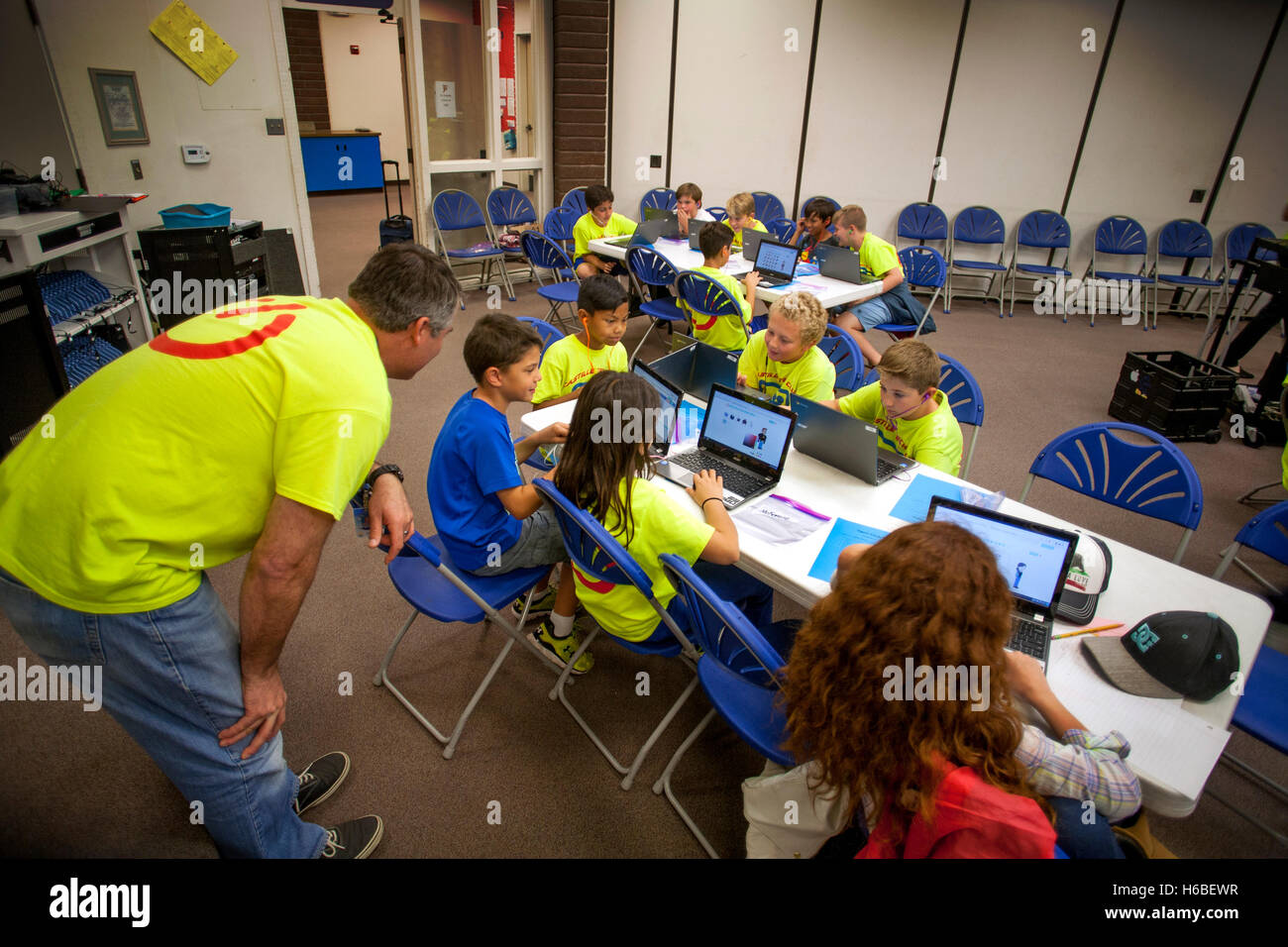Une institutrice aide ses élèves à un projet d'animation numérique de classe à Mission Viejo, CA. Remarque projet coloré t shirts. Banque D'Images