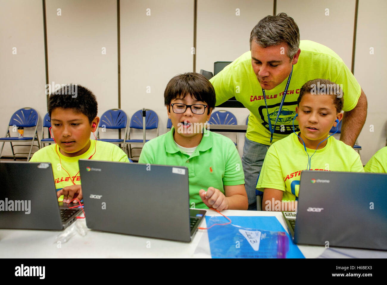 Une institutrice aide ses élèves à un projet d'animation numérique de classe à Mission Viejo, CA. Remarque projet coloré t shirts. Banque D'Images