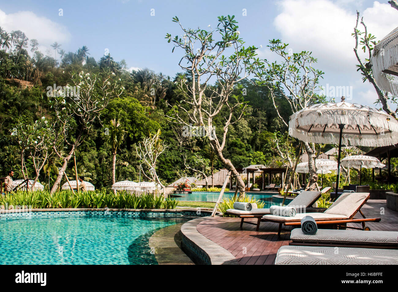 Village piscine dans la jungle d'Ubud à Bali Indonésie Mandapa Banque D'Images