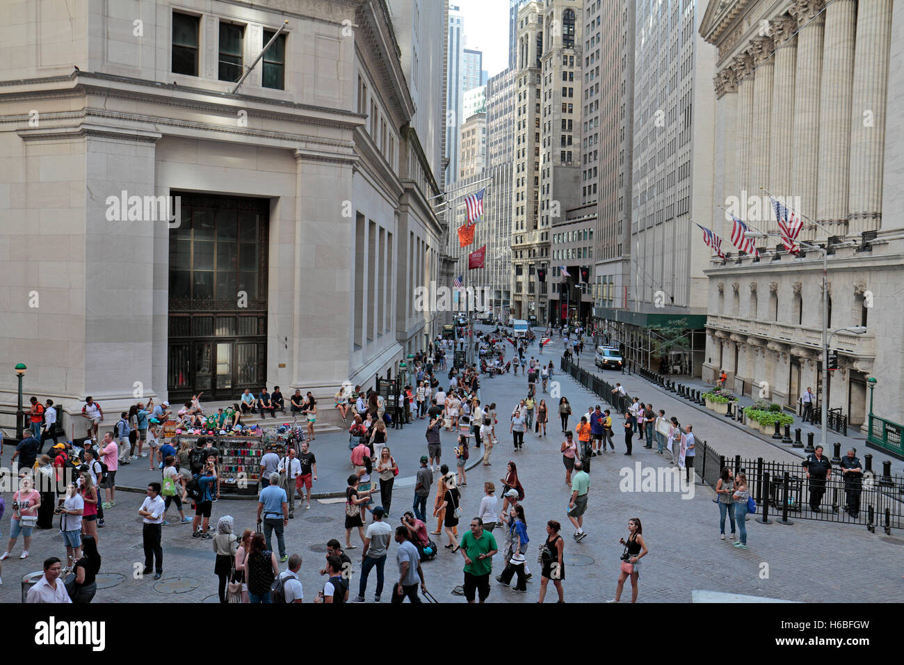 Touristes se mêlent à l'extérieur du New York Stock Exchange building, Broad Street, Manhattan, New York, United States. Banque D'Images
