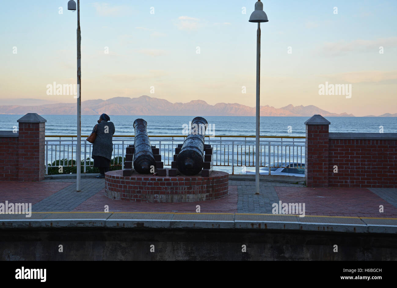 Vieux canons de l'anglais et néerlandais à la guerres coloniales, les surfeurs de Muizenberg, gare donnent sur la False Bay Banque D'Images