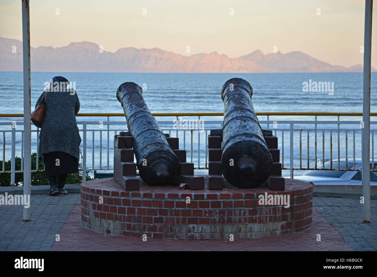 Vieux canons de l'anglais et néerlandais à la guerres coloniales, les surfeurs de Muizenberg, gare donnent sur la False Bay Banque D'Images
