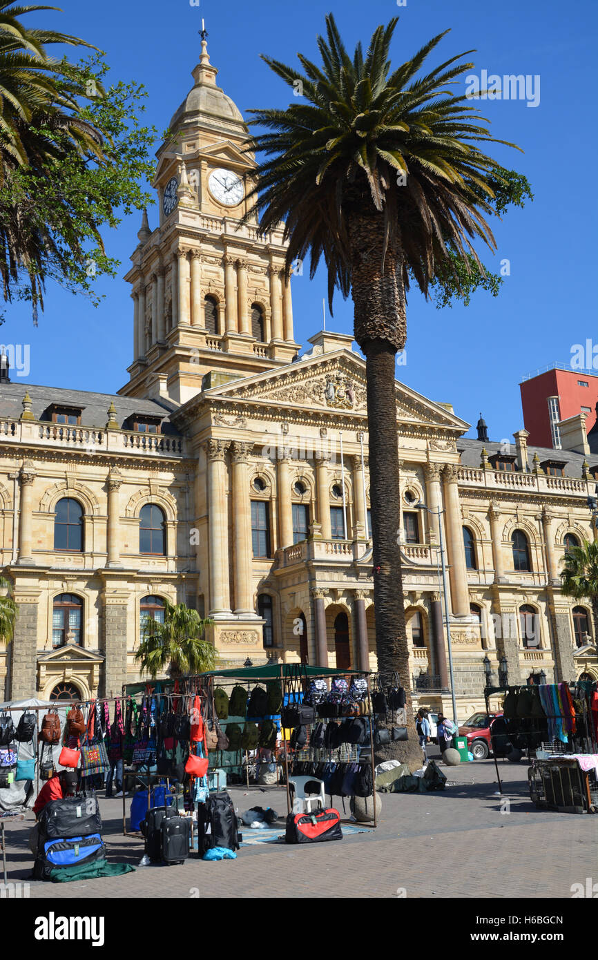 Toutes sortes de choses sont en vente pendant le jour du marché sur la grande parade en face de l'Hôtel de Ville du Cap, Afrique du Sud Banque D'Images