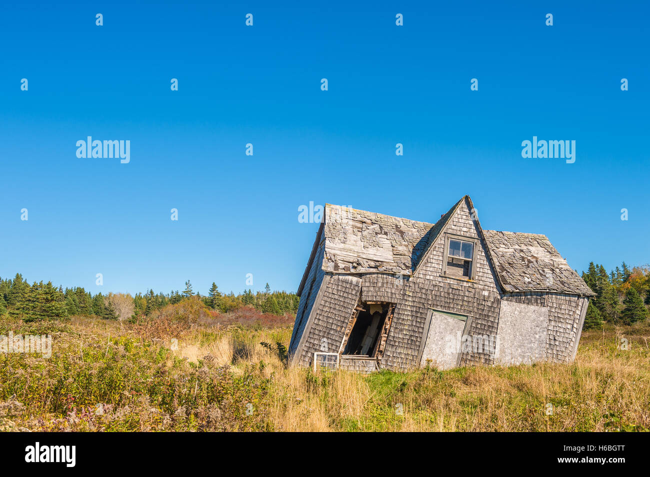 Penché crooked old house sur l'île Bonaventure, Québec, Canada Banque D'Images
