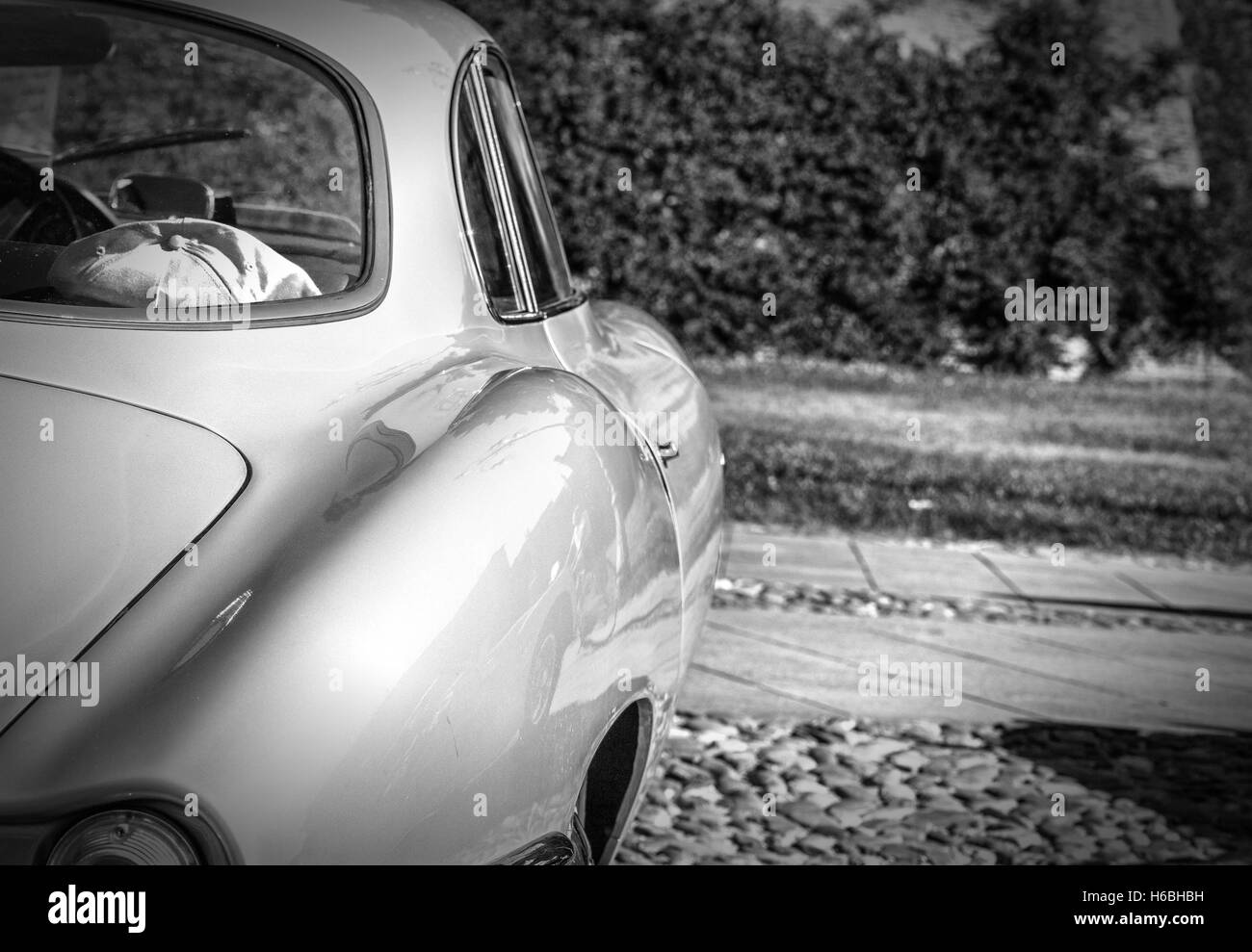 Vue de derrière de la ligne sinueuse de la carrosserie de voiture de sport vintage Banque D'Images