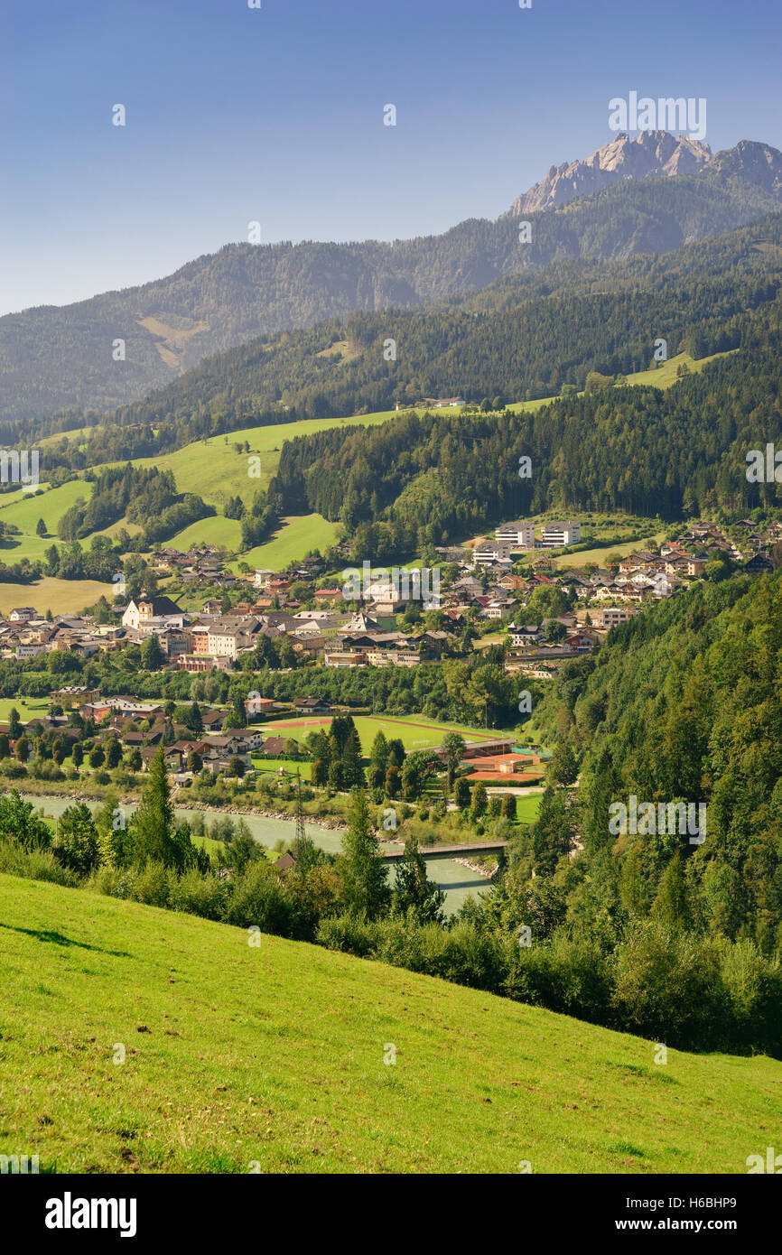 Vue sur Ville marché Werfen situé dans la vallée de la Salzach et les Alpes de Berchtesgaden, Allemagne Banque D'Images