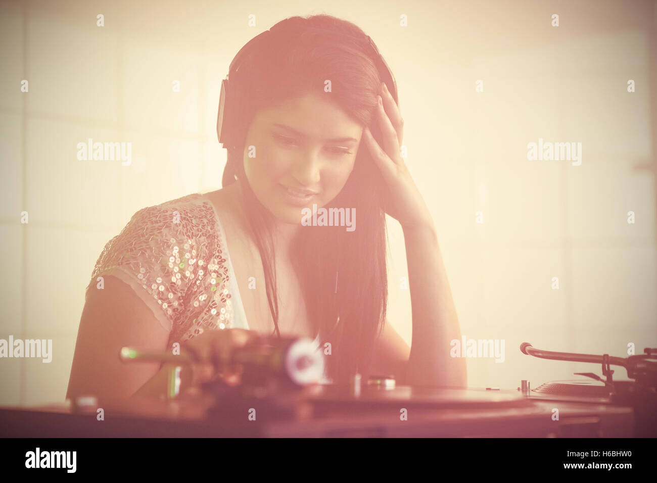 Jolie femme DJ à jouer de la musique Banque D'Images