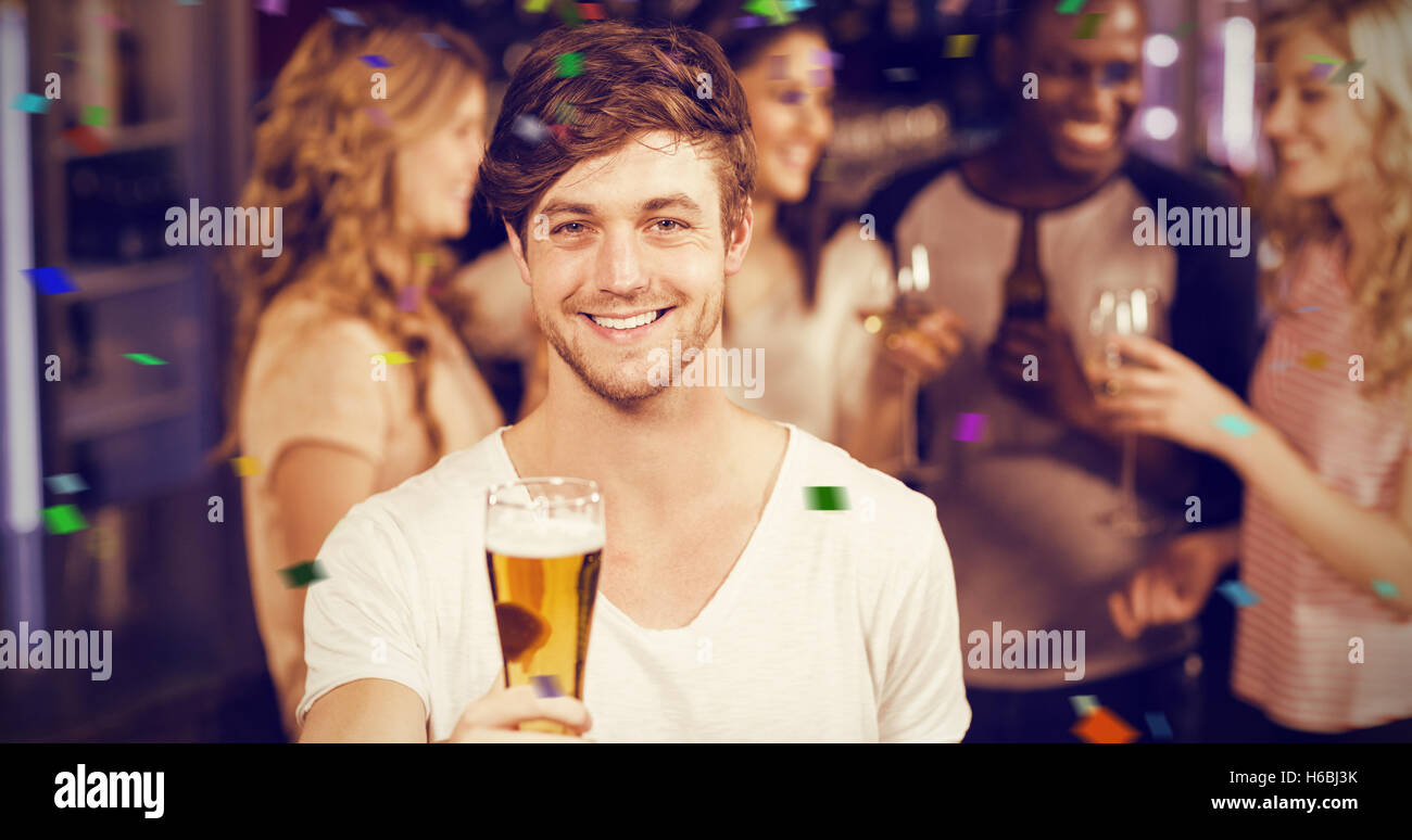 Portrait of man showing bière avec ses amis Banque D'Images