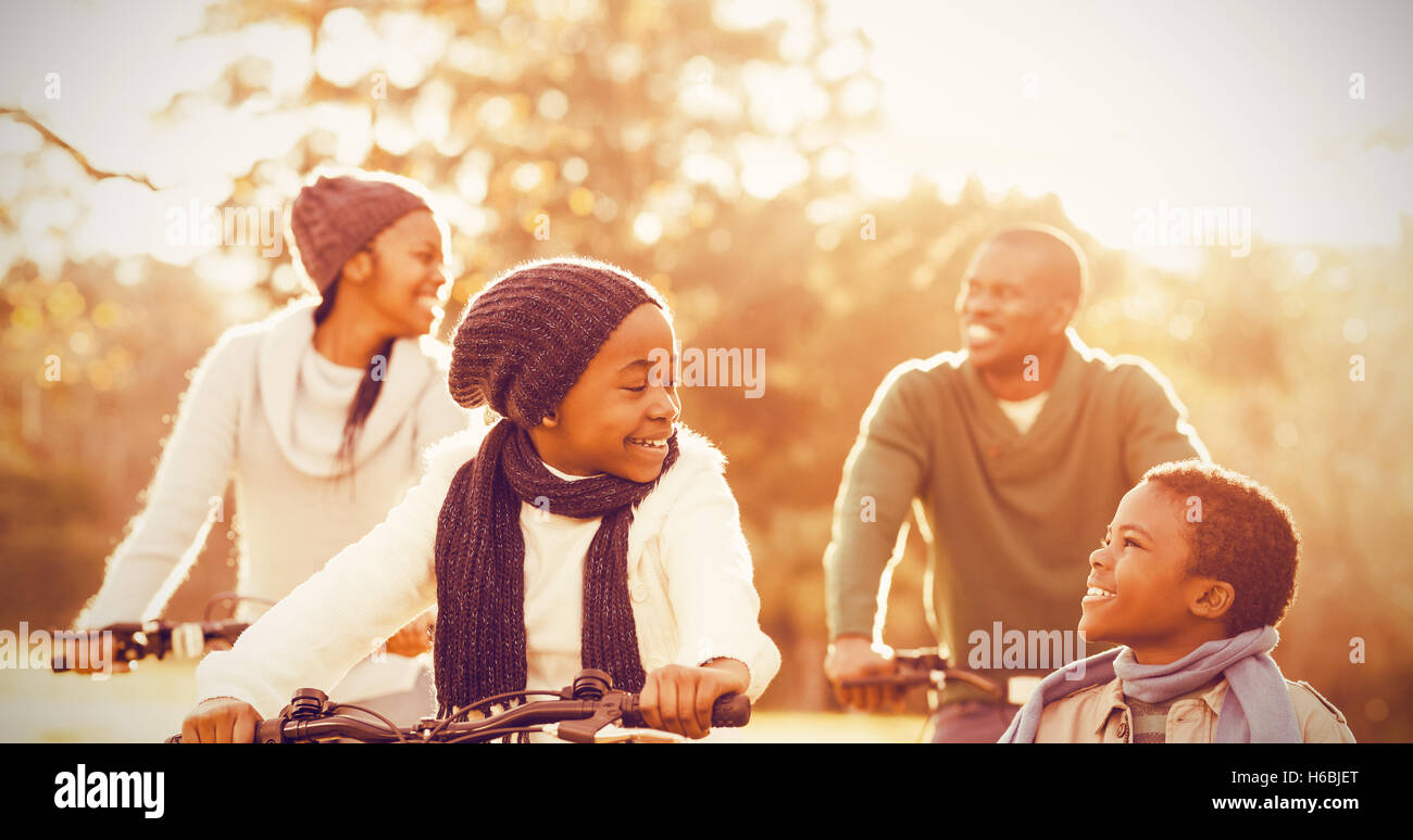 Young smiling family faire une randonnée à vélo Banque D'Images