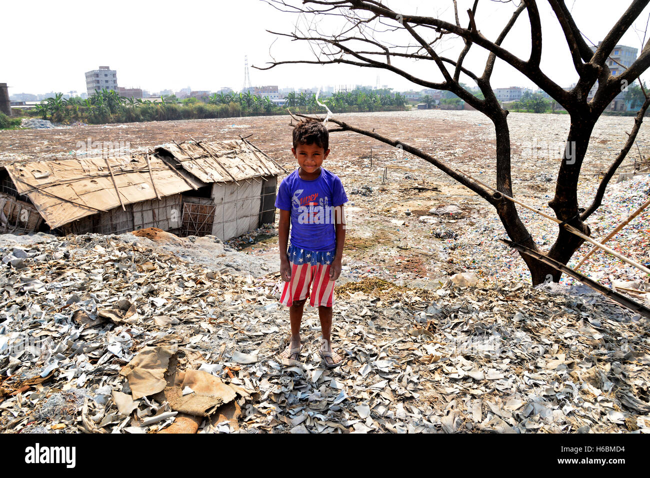 Les enfants des rues du Bangladesh une position sur les déchets des usines de cuir zone faisant l'objet d'un domaine de la tannerie de Hazaribagh dans la ville de Dhaka, Bangla Banque D'Images