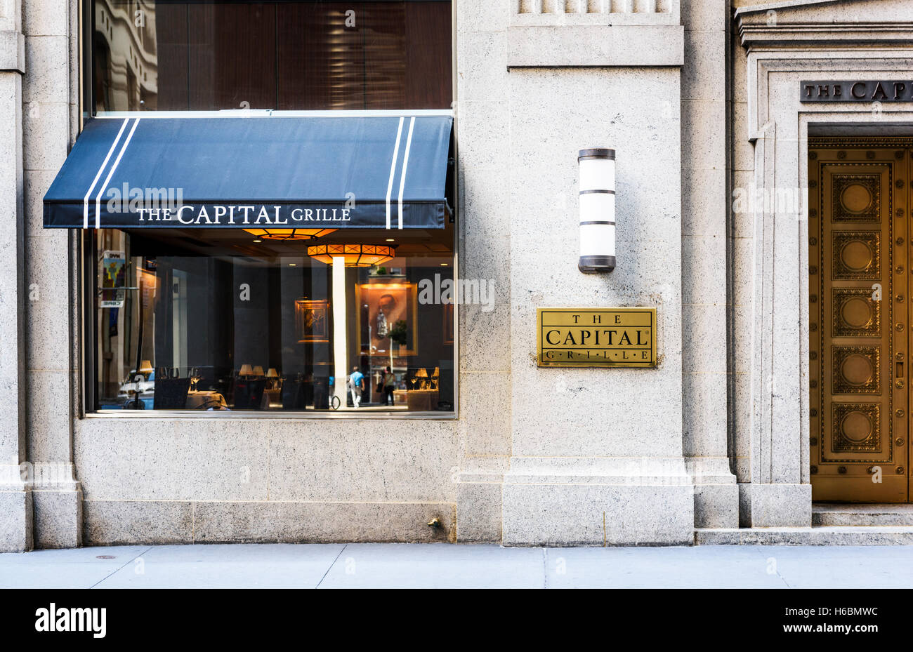 NEW YORK, USA - 11 juillet 2015 : restaurant de luxe dans la région de Wall street district où buisnessmans et commerçants sont à venir pour le déjeuner o Banque D'Images