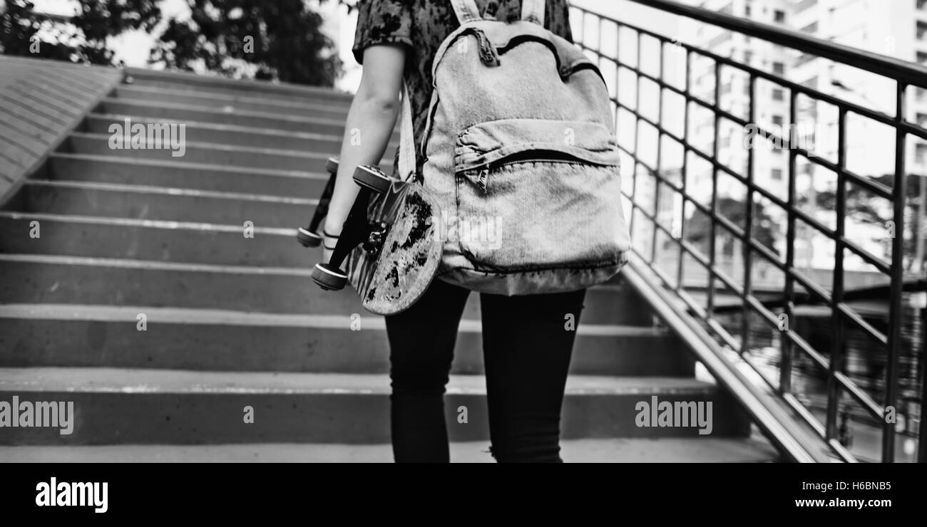 Young Woman Holding Skateboard en plein air Concept Banque D'Images