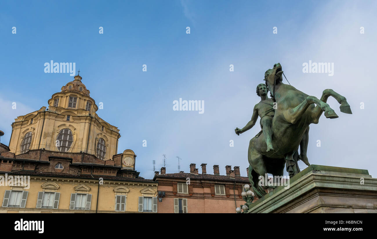 Statue équestre cheval avec Piazza San Carlo square en arrière-plan, à Turin, en Italie. Banque D'Images